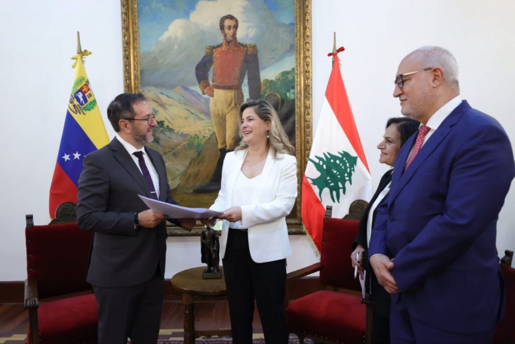 Canciller Yván Gil recibe Copias de Estilo de embajadora designada del Líbano