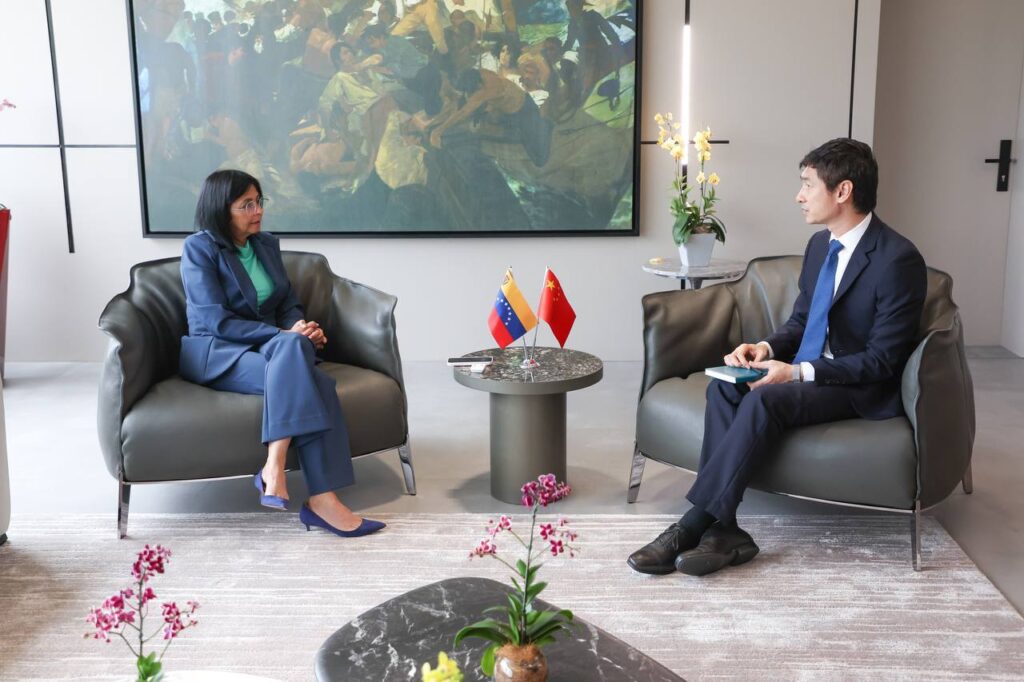 Presidenta Encargada Rodríguez sostuvo encuentro con con el Embajador de la República Popular China en Venezuela, Lan Hu