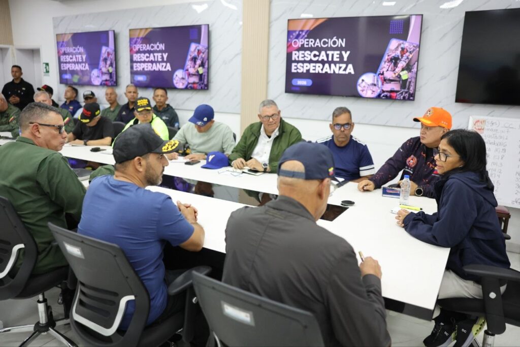 Brigadas de rescate internacionales se despliegan en La Guaira